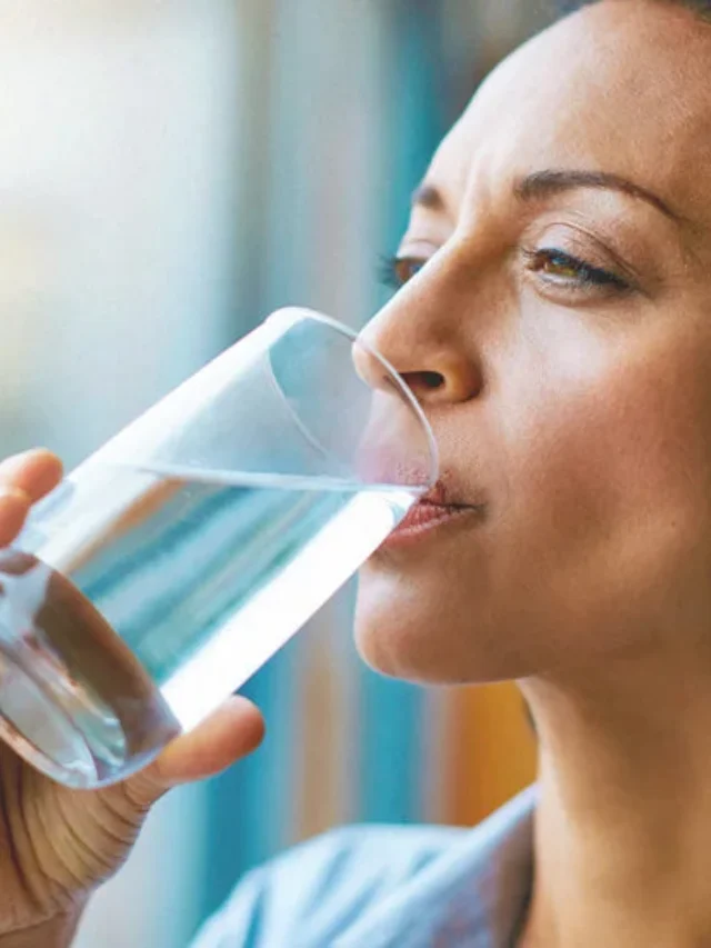 4878-Woman_drinking_a_glass_of_water-732x549-thumbnail-732x549