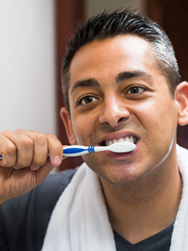 Close-up,Image,Of,A,Man,Brushing,The,Teeth,In,The